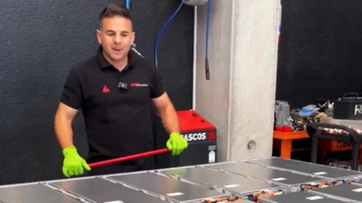 Veteran Mechanic Exposes the Shocking Truth About EV Batteries: The Biggest Scam Ever?