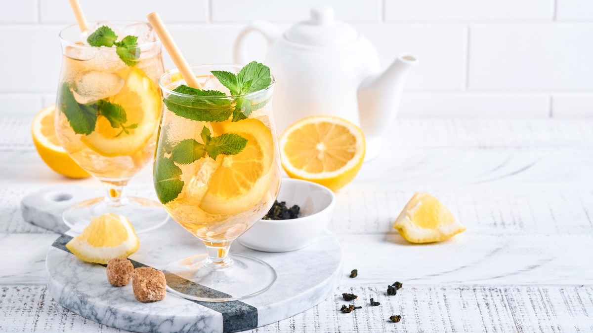 5-Minute Chic Sparkling Cocktail with Floral Notes