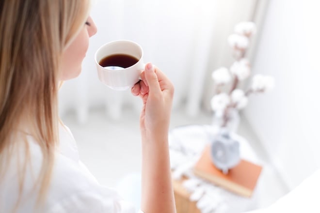 femme buvant une tasse de café