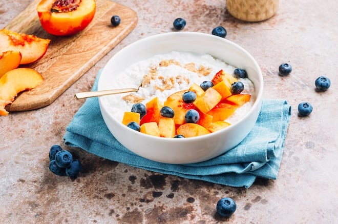 bowl de cottage cheese sucré aux fruits frais