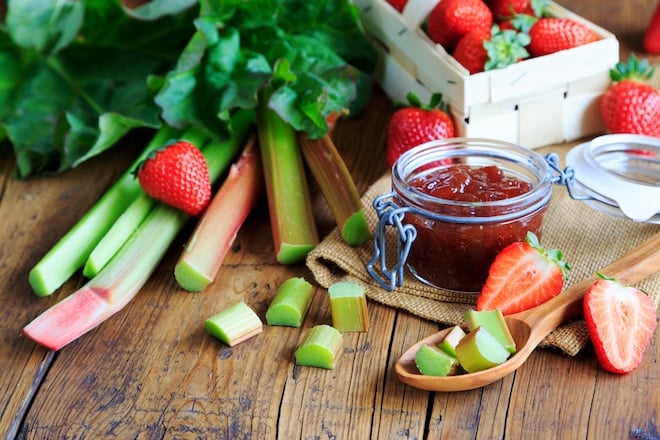 un pot de compote à la rhubarbe et à la fraise