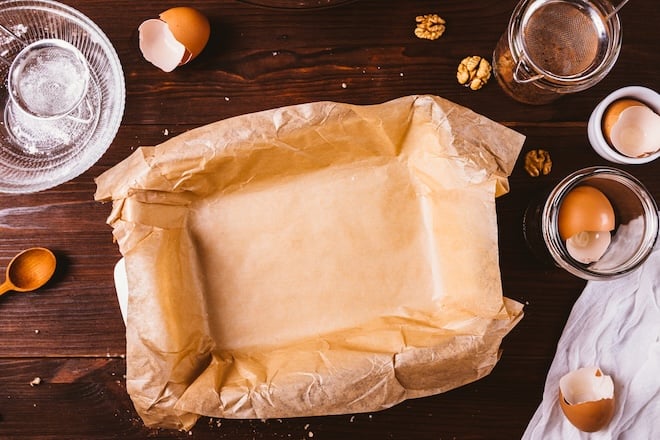 un moule recouvert de papier cuisson