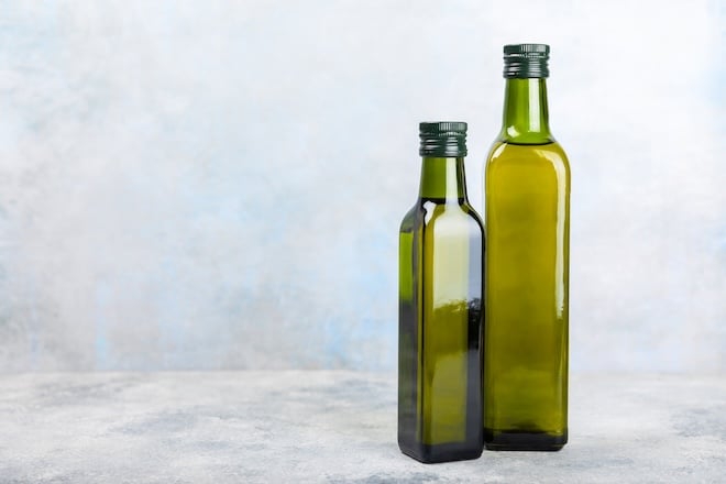 deux bouteilles d'huile