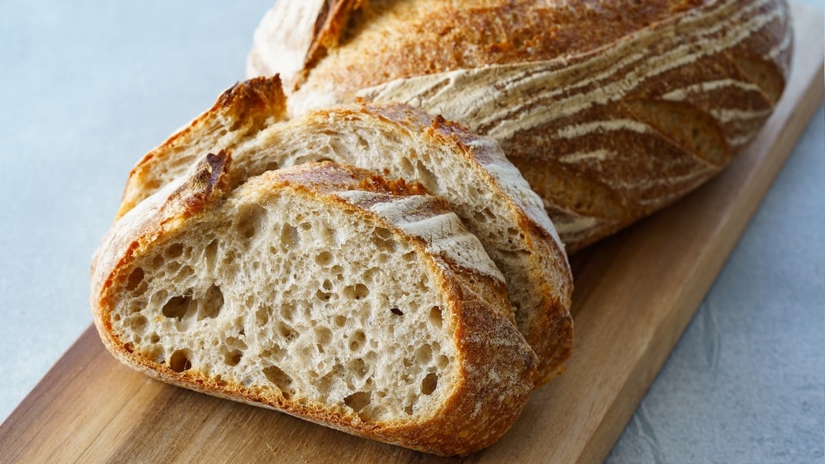 Your Bread Goes Stale in 24 Hours? How Bakers Keep It Soft for 5 Days with This Trick