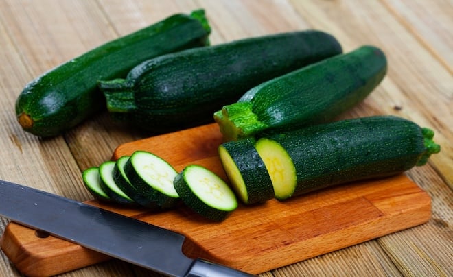 une courgette taillée en rondelles