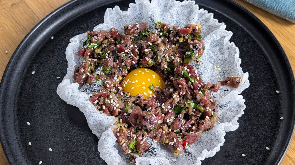 Asian-Style Flank Steak Tartare on Crispy Rice Paper – Pure Delight