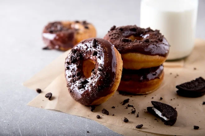 Donuts au four nappés de chocolat
