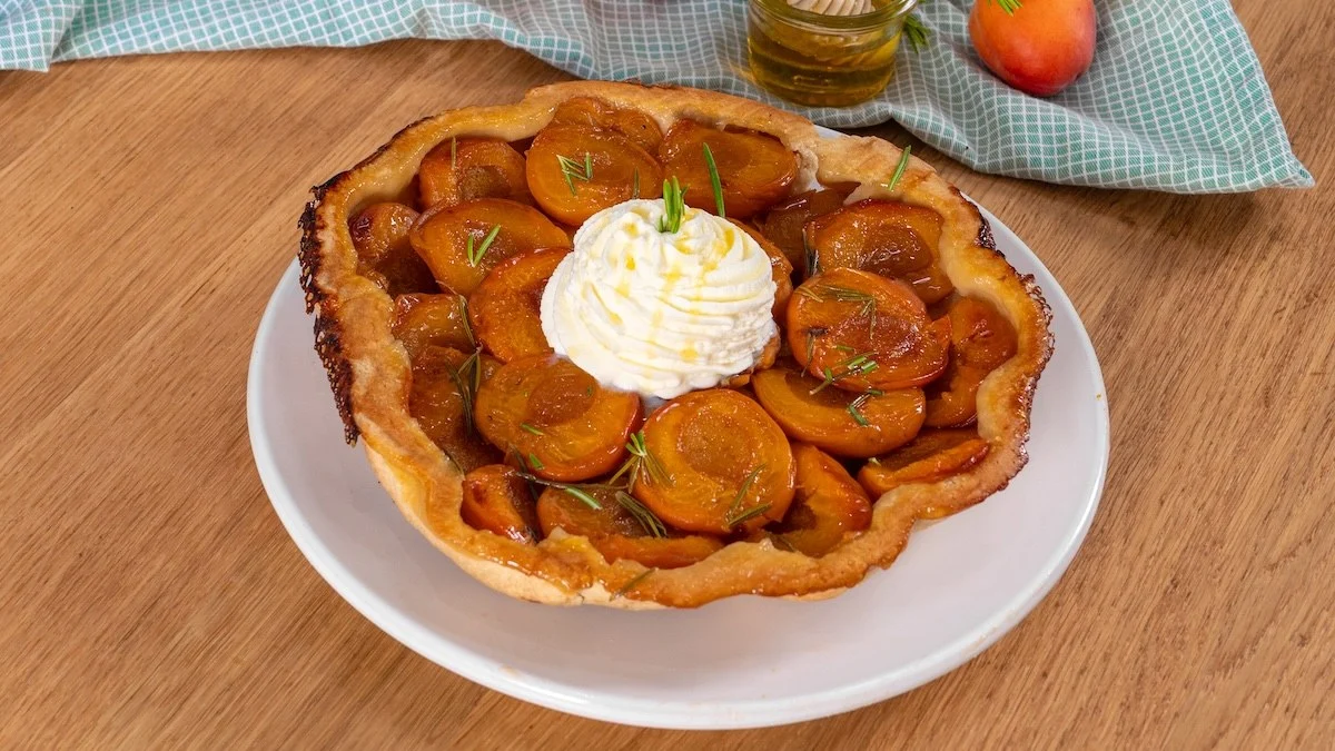 Apricots, Honey and Rosemary: A Summer Tarte Tatin to Delight Your Taste Buds