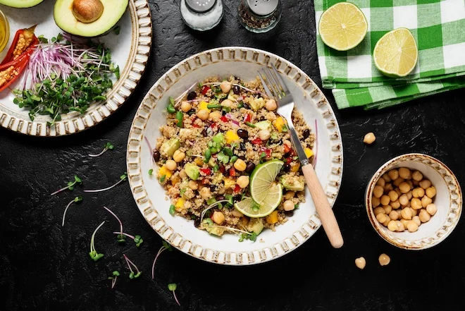 Bowl healthy aux légumes grillés et quinoa