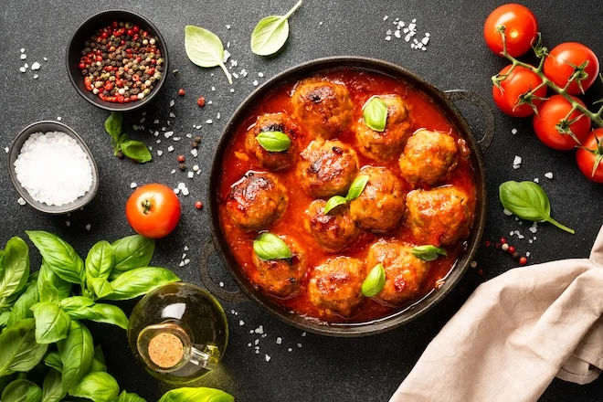 Boulettes de viande hachée, sauce tomate maison et poivrons