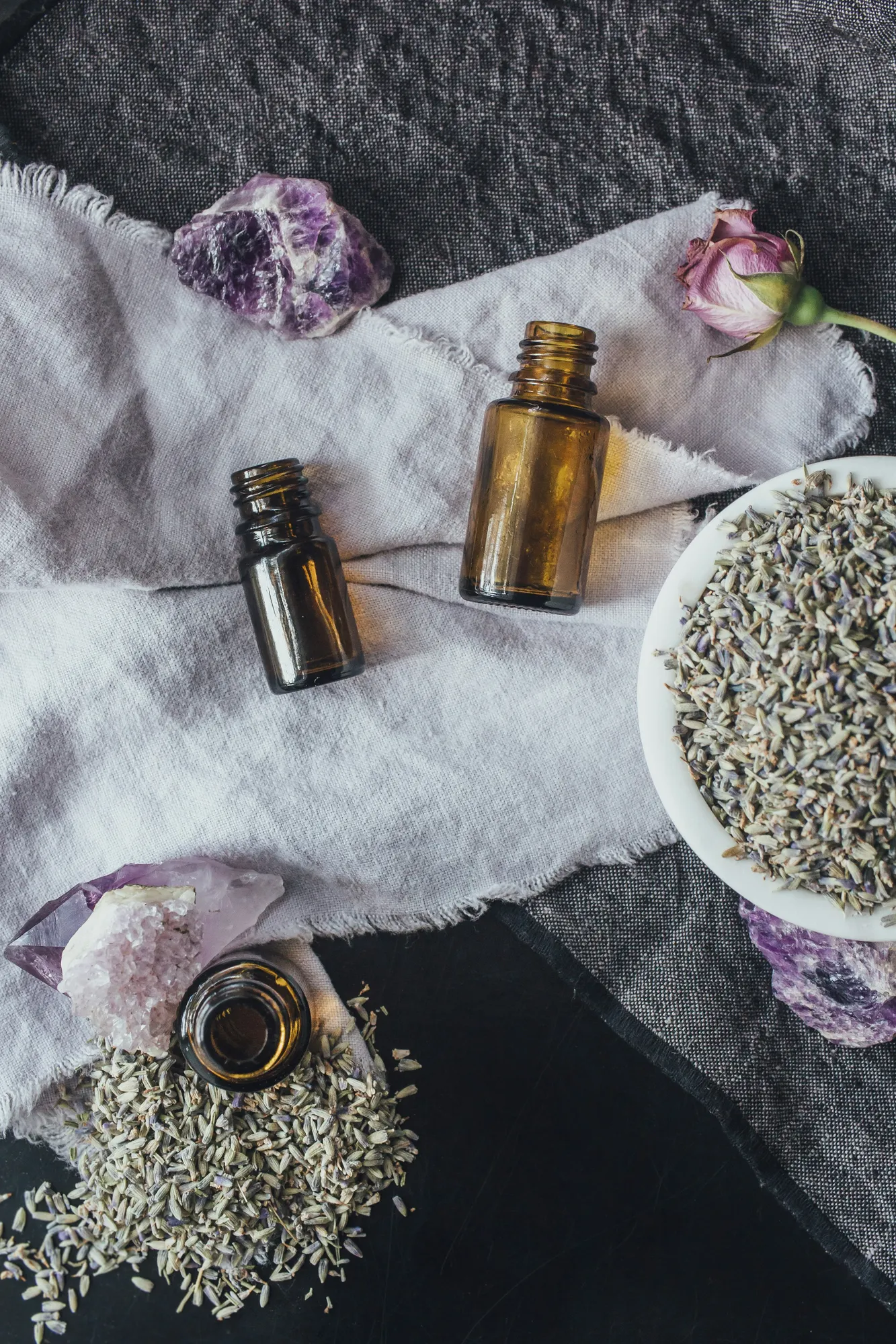Botellas de aceites esenciales de lavanda