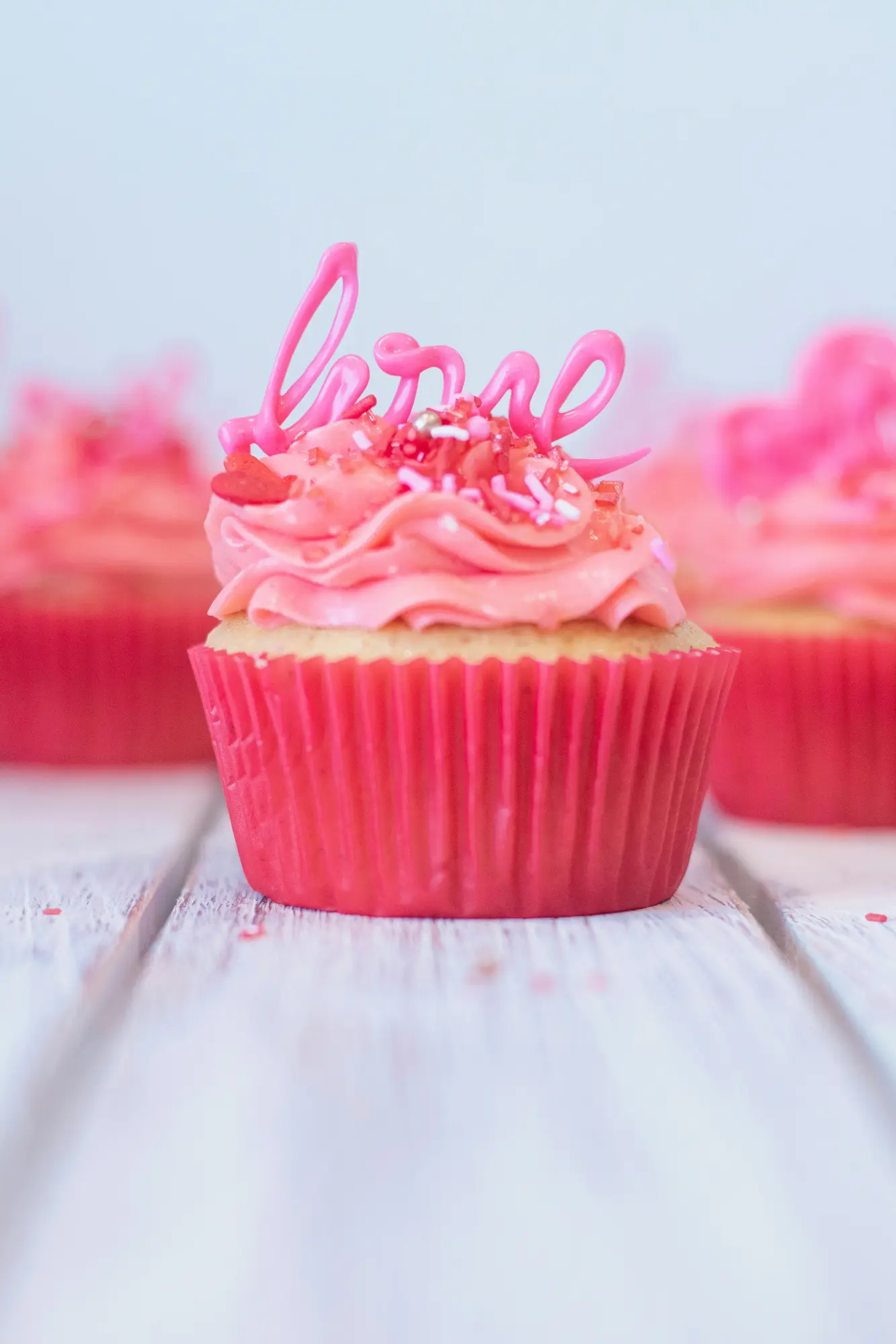 Cupcake rosa con cobertura encima