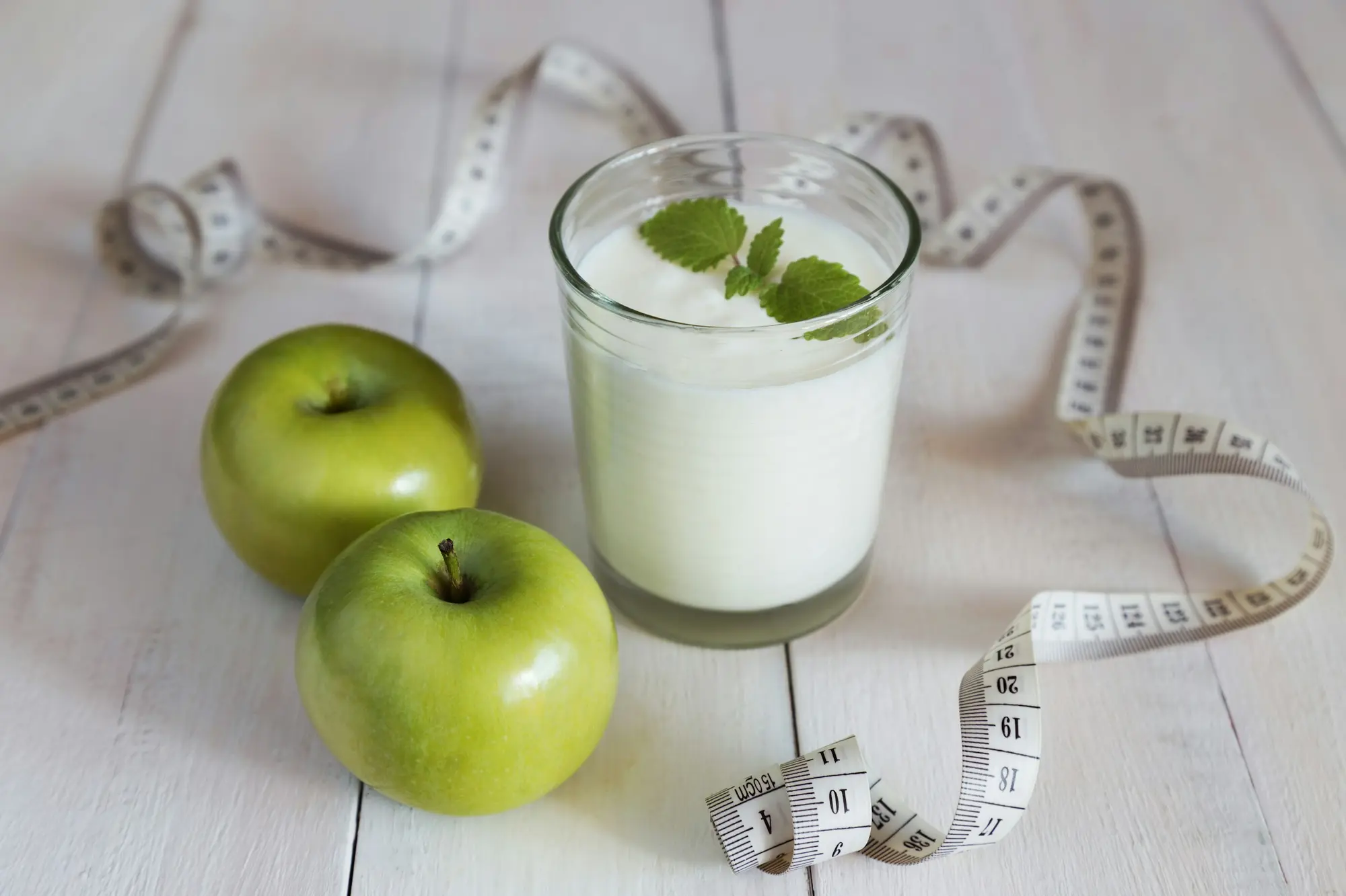Smoothie of apple, oats and cinnamon