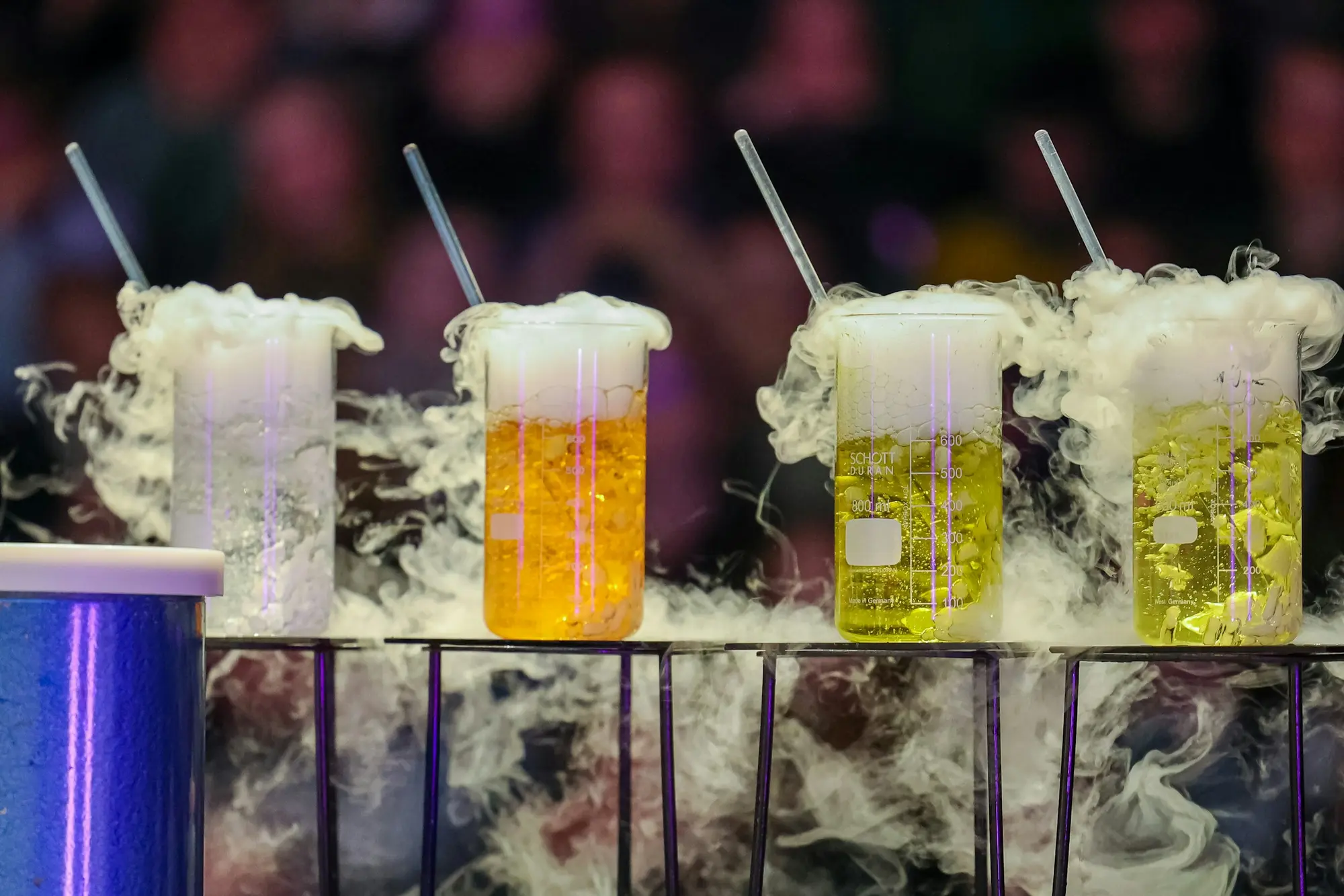 El hielo seco puede ayudarte a crear ese efecto de humo en tus bebidas.
