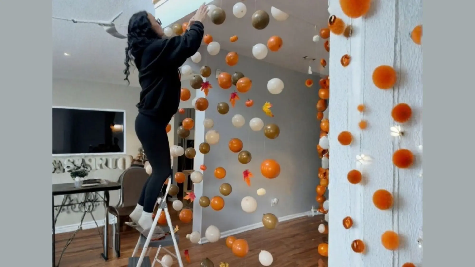 Renueva tu comedor con esta propuesta de decoración que fusiona la calidez de una mesa rústica con la alegrÃa de una gran instalación de globos.