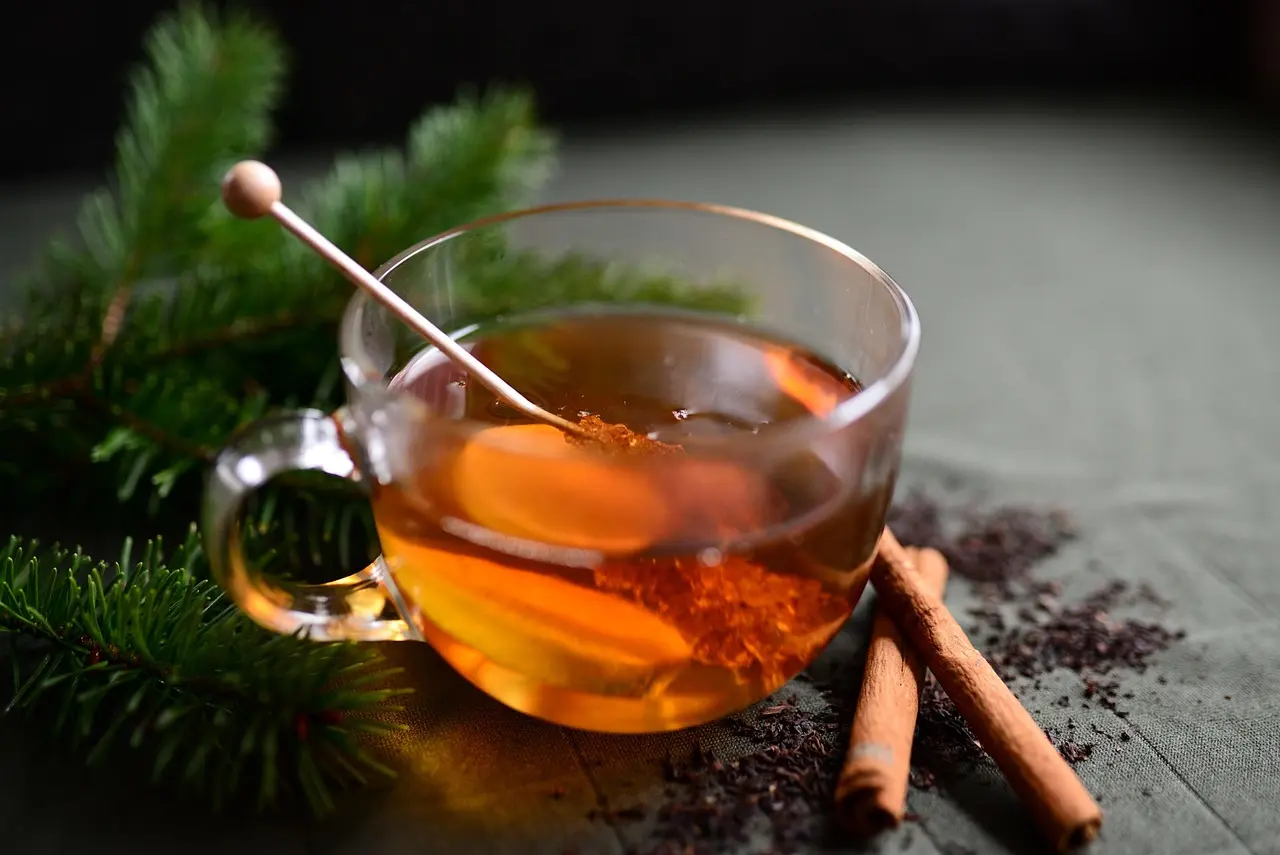 Learn how to combine ginger, cinnamon and lemon to prevent colds.